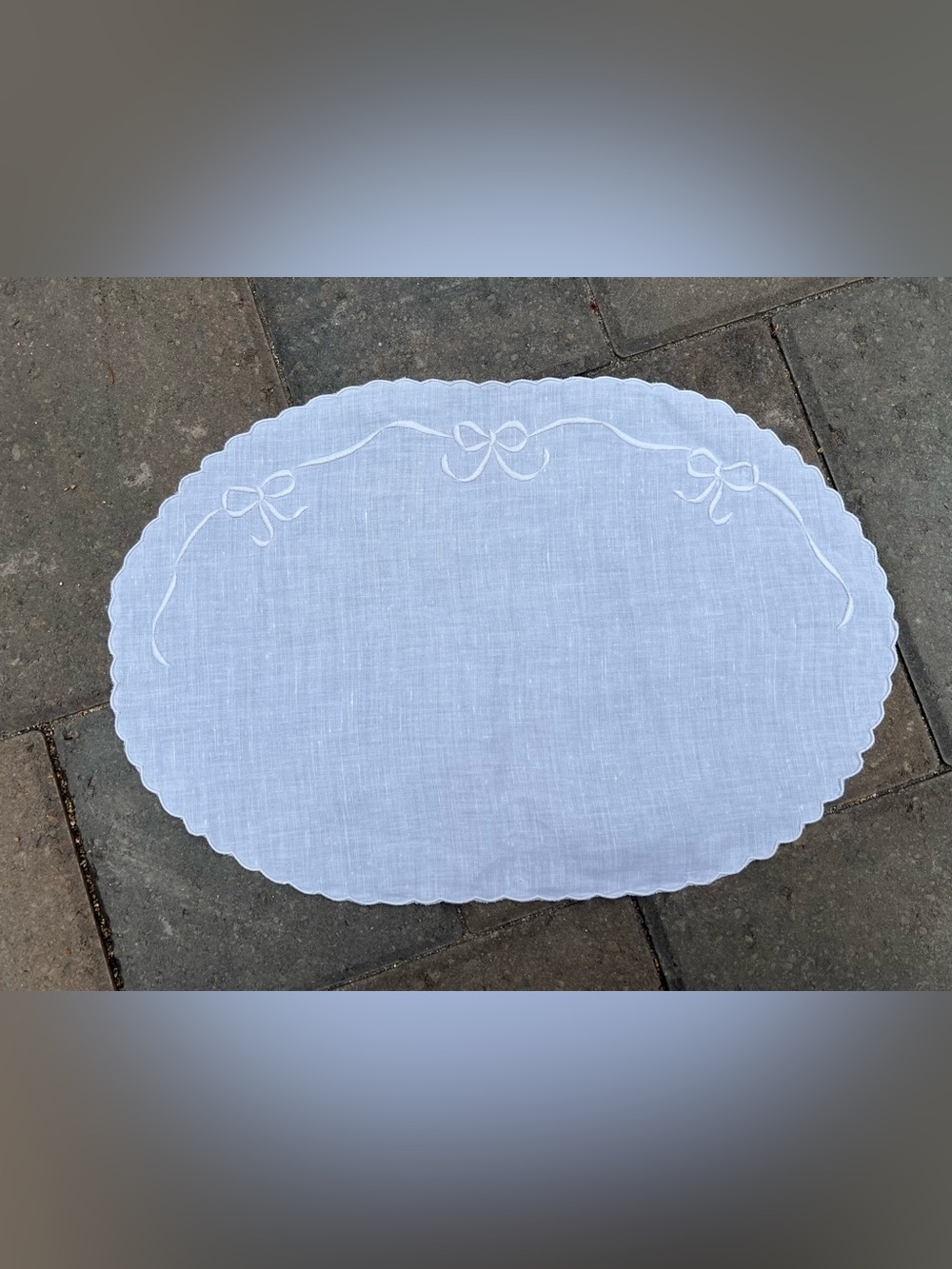 Set of 8 Vintage White Linen Oval Placemats Embroidered Bows & Scalloped Edges